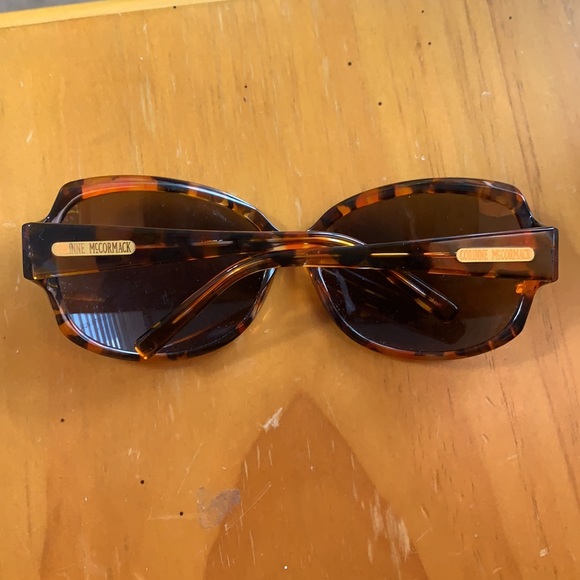 Women’s Sunglasses - Picture 3 of 4